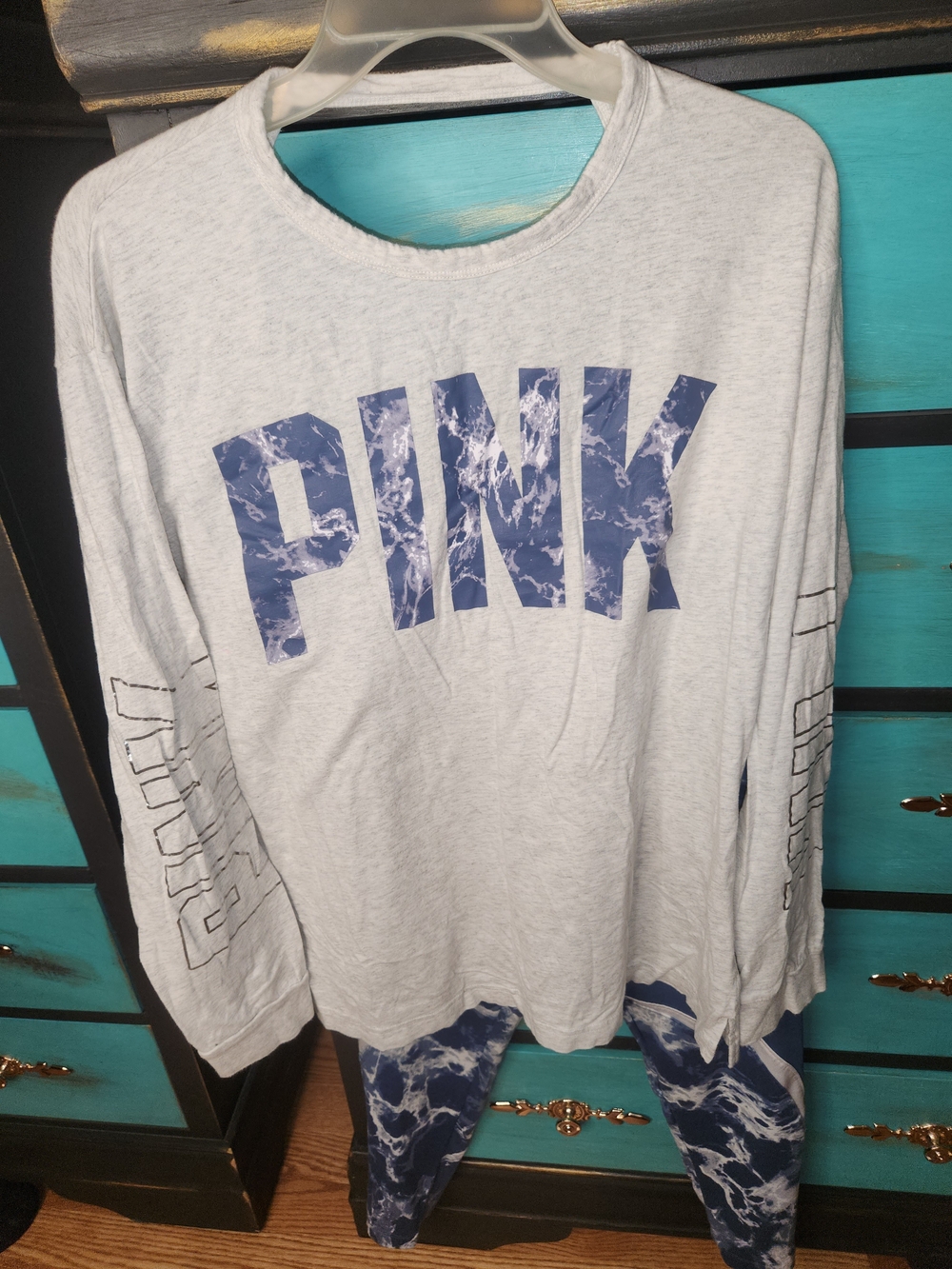 Victoria's Secret PINK Light Gray Top with Marble Print and Matching Leggings